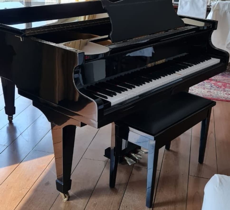 Piano de cauda antigo disponível na loja Família Vende Tudo