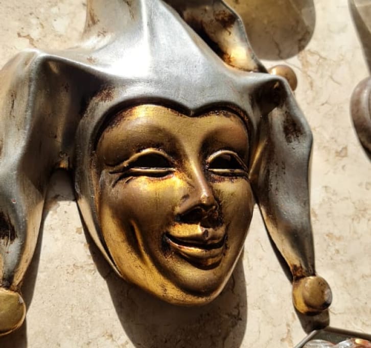Objeto decorativo antigo em bronze e latão à venda na loja